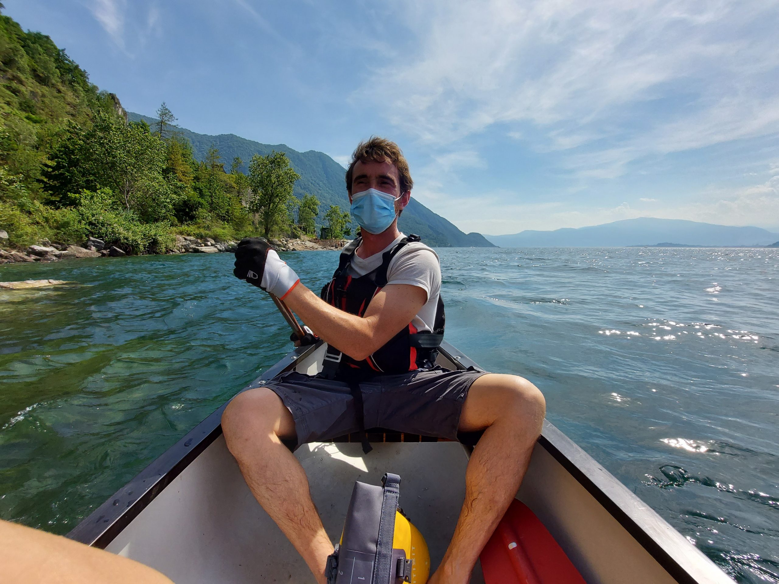 Persone in canoa canadese sul lago Maggiore, fornaci di Caldè