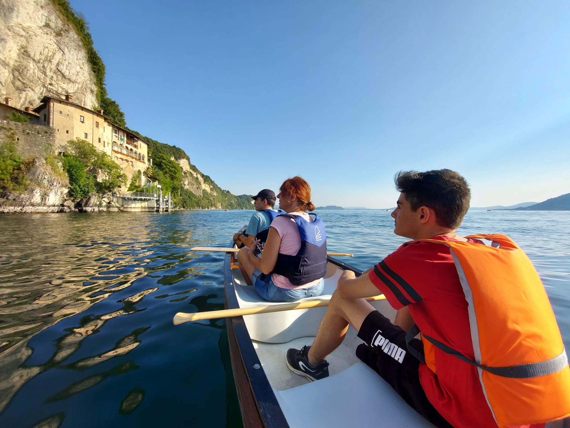 Persone in canoa canadese sul lago Maggiore, Santa Caterina del Sasso Bàllaro